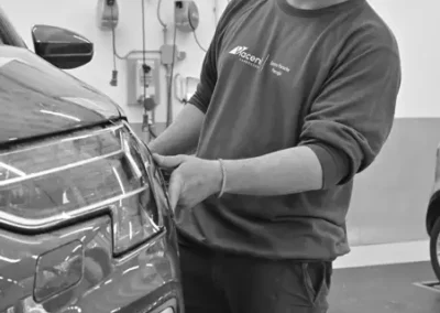 Sebastiano, tecnico certificato Tesla della Carrozzeria Piacenti di Spoleto