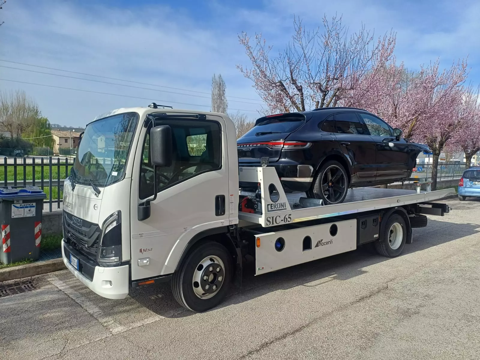 Carroattrezzi della Carrozzeria Piacenti con sopra Porsche Cayenne incidentato